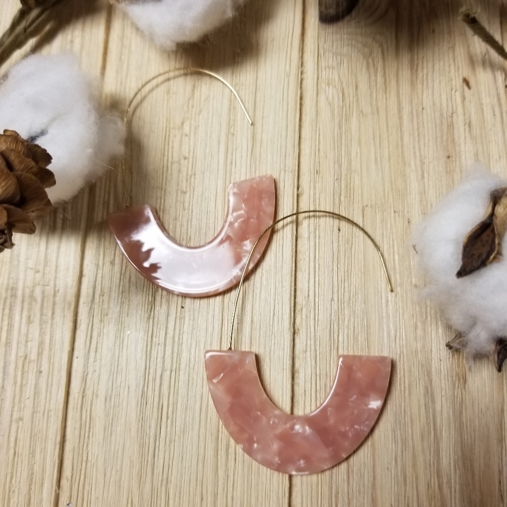 Beautiful crushed PINK shell hook earrings - Picture 6 of 7